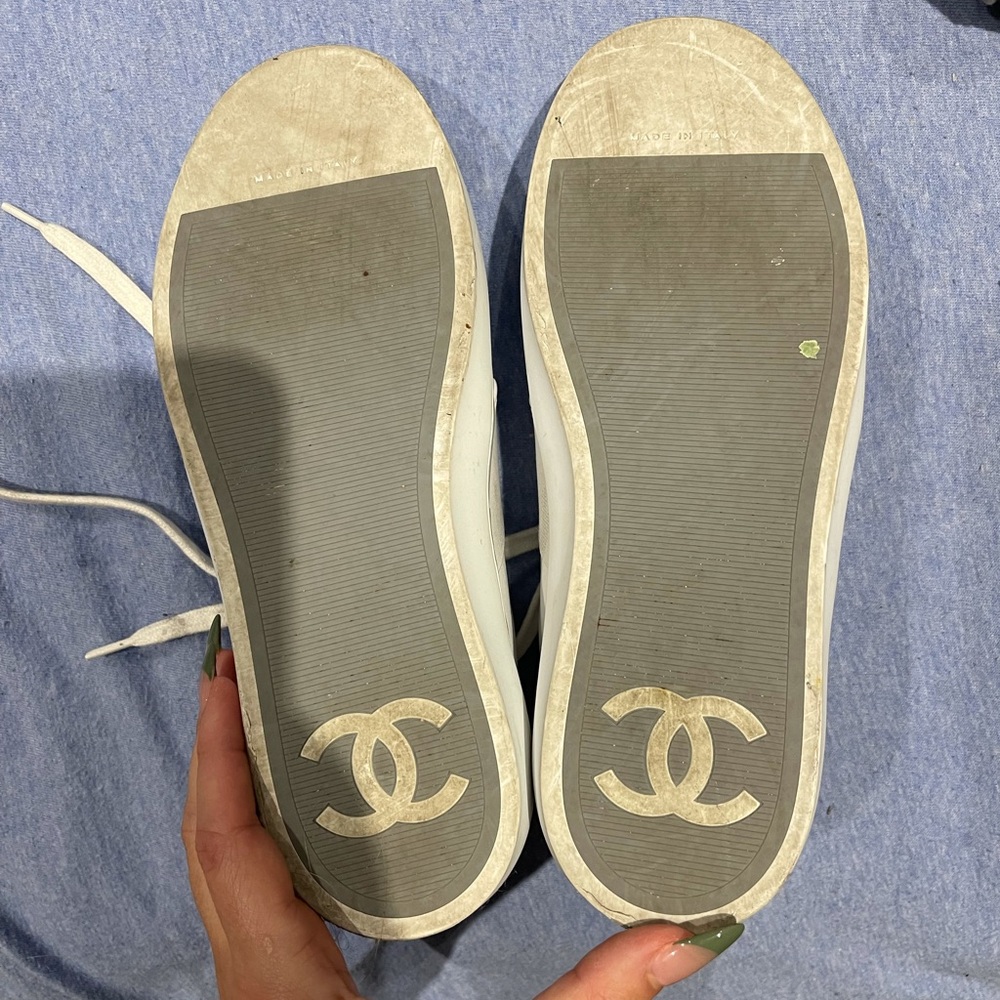 Chanel logo white shoe - Picture 2 of 5